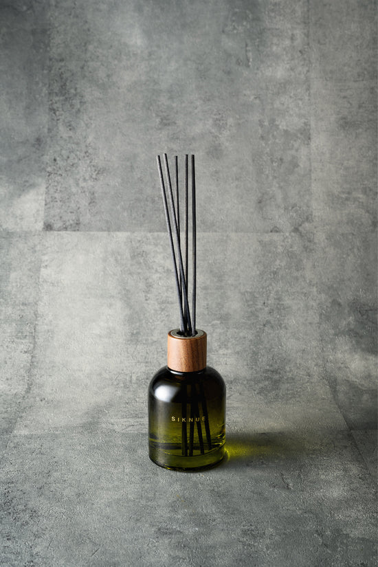 SIKNUE シクヌ ルームフレグランス 本体150ml(レフィル300ml付)|リードディフューザー 火・電源不要 北海道 日本製 木・草・花・果