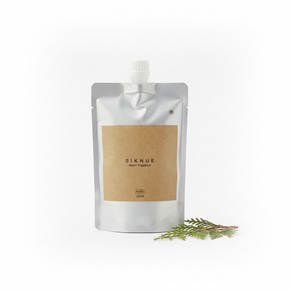 SIKNUE ルームフレグランス レフィル WOOD（木）の香り 白背景 300ml