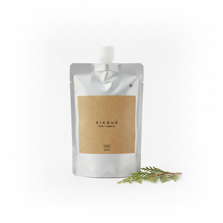 SIKNUE ルームフレグランス レフィル WOOD（木）の香り 白背景 300ml