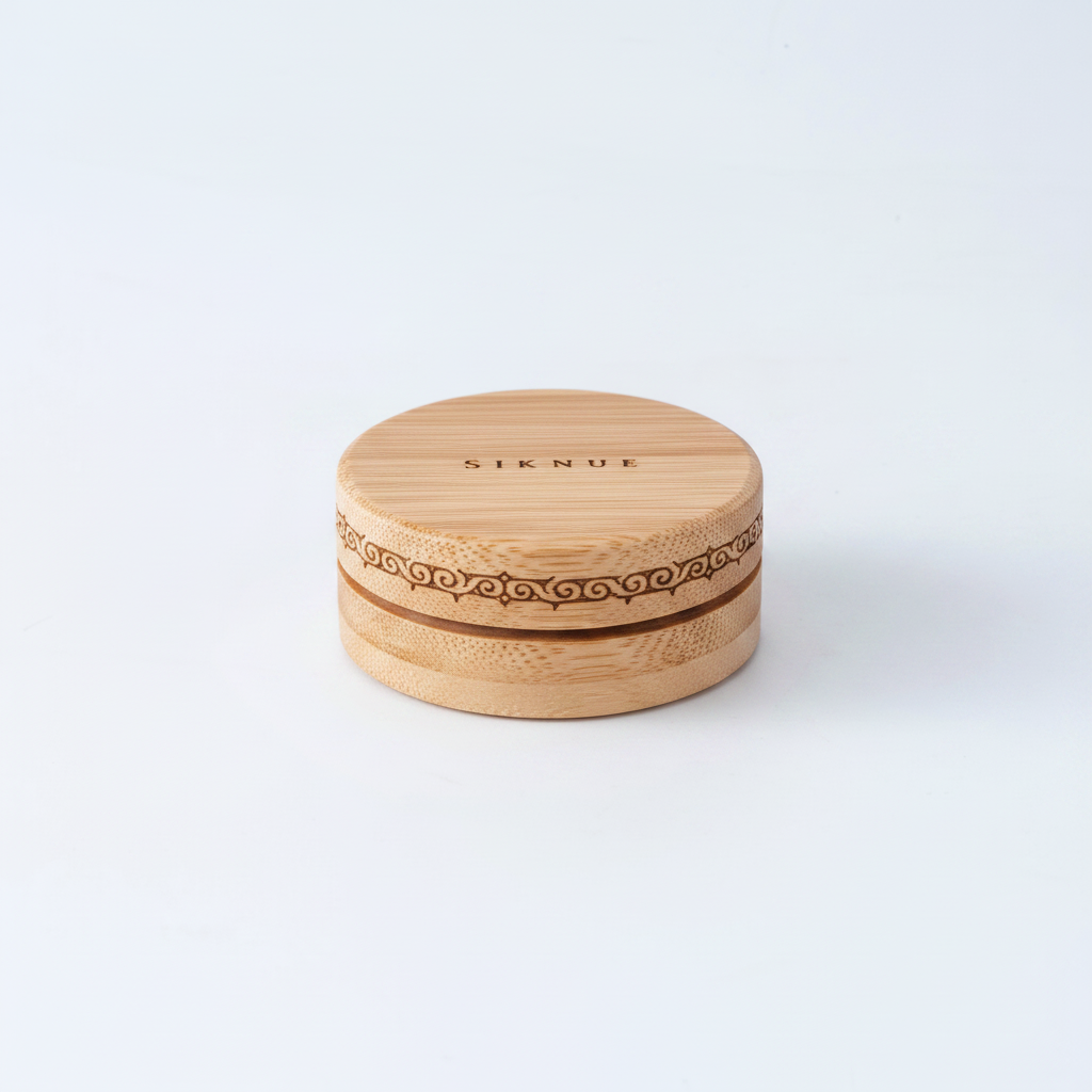 SIKNUE サーモンコラーゲン ハンドクリーム 竹製容器 クローズアップ 白背景 北海道産