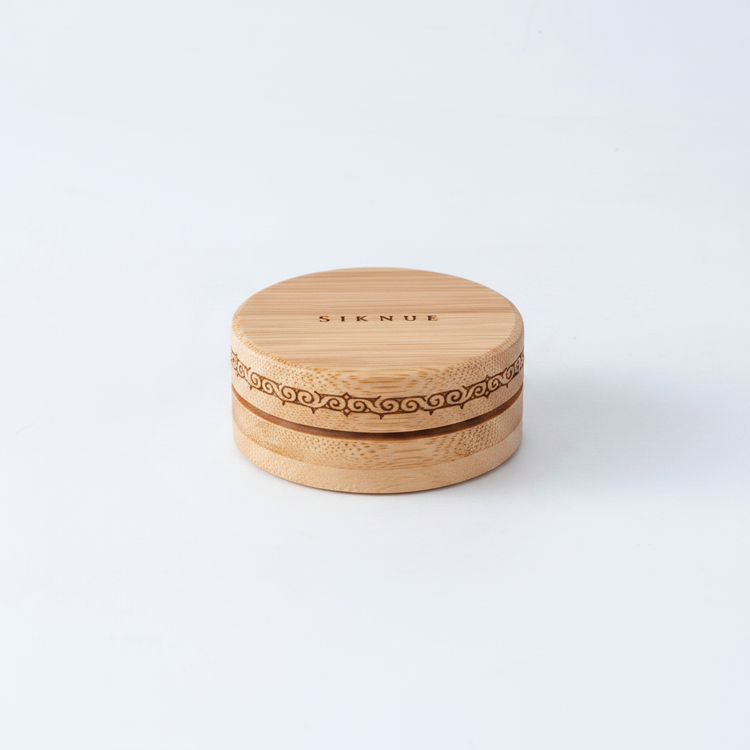 SIKNUE サーモンコラーゲン ハンドクリーム 竹製容器 クローズアップ 白背景 北海道産
